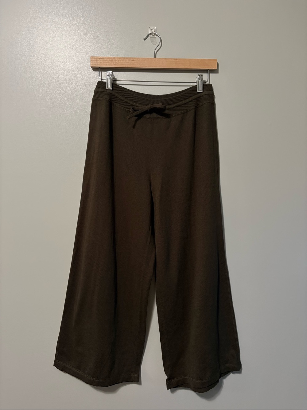 Vince Wide-Leg Crop Cotton Lounge Pants Olive Drab - Picture 3 of 9
